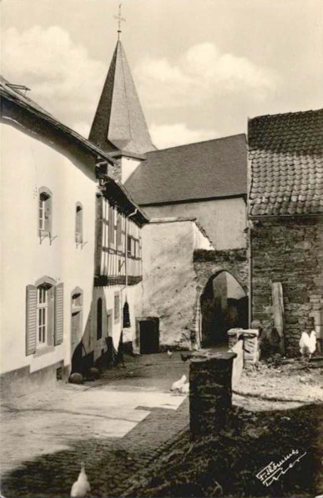 Dahlem (Euskirchen). Kronenburg - Blick auf strasse mit Tor, 1969