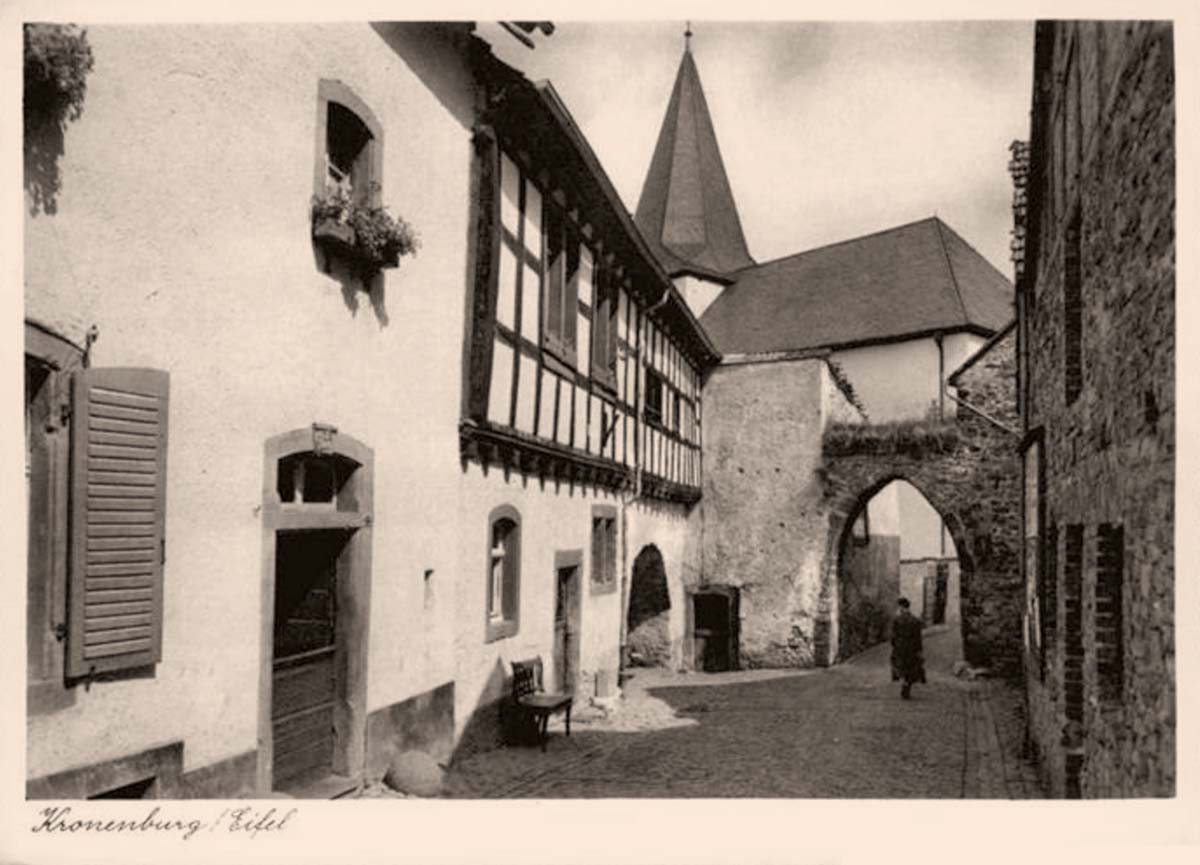 Dahlem (Euskirchen). Kronenburg - Blick auf strasse mit Tor