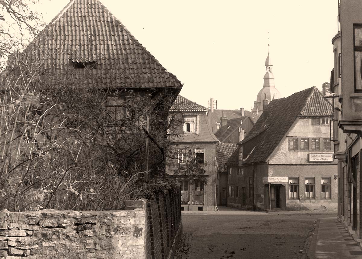 Detmold. Stadtansicht mit Gasthof zur Hermannsburg und Turm der Stadtkirche (1564), 1926