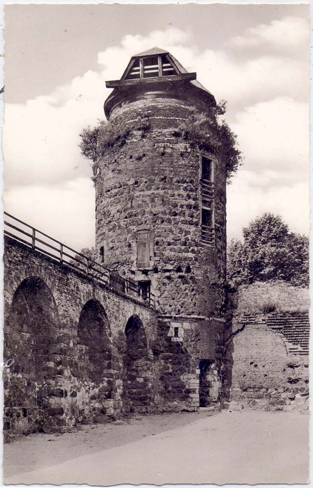 Dormagen. Zons - Historische Windmühle an der Stadtmauer