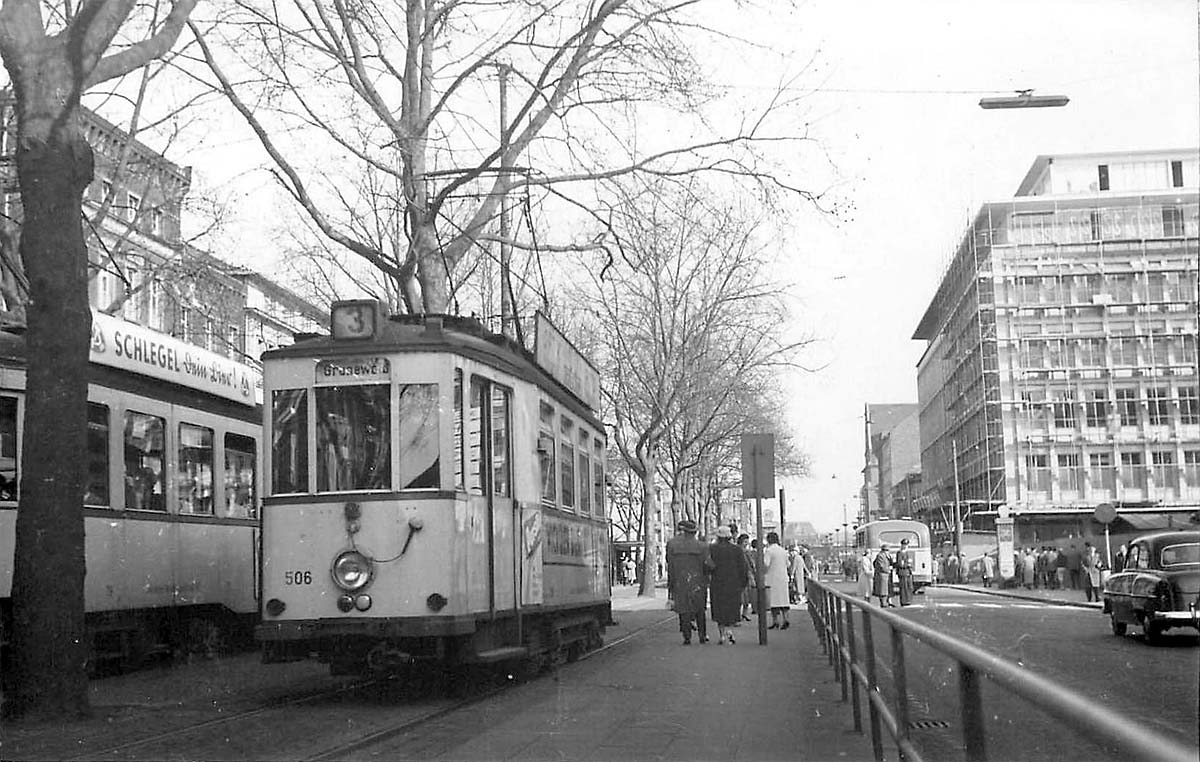 Duisburg. Panorama der straße, tram und bus