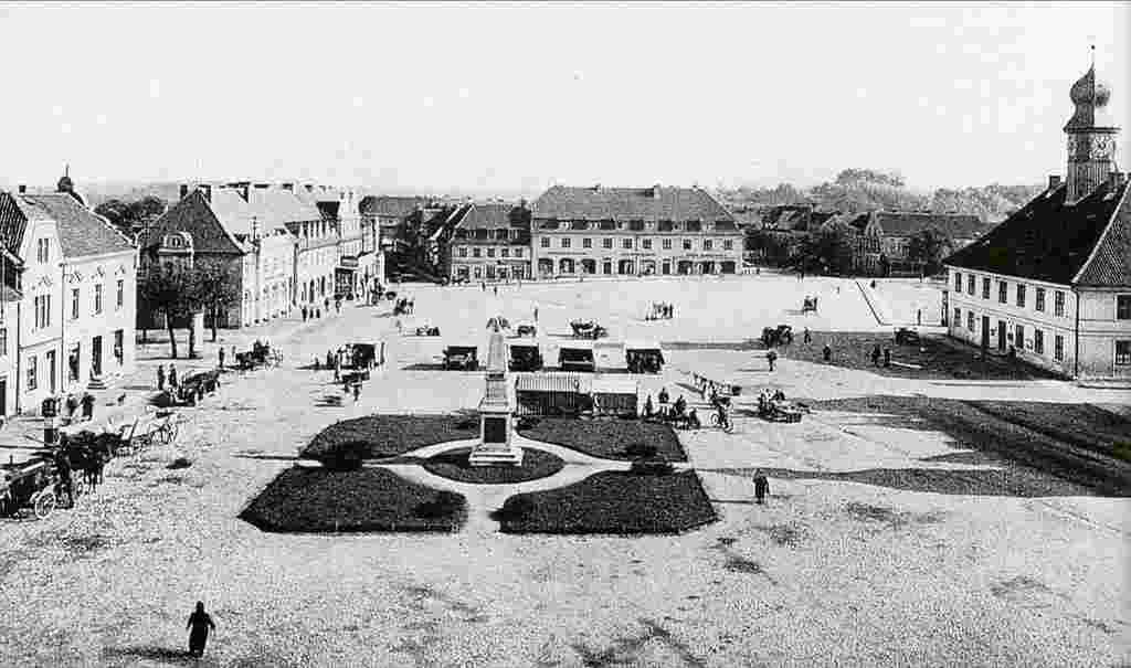 Darkehmen. Marktplatz, in der Mitte - ein Denkmal für den Deutsch-Französischen Krieg, 1930