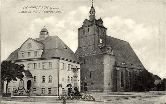 Dommitzsch. Rathaus mit Kriegerdenkmal
