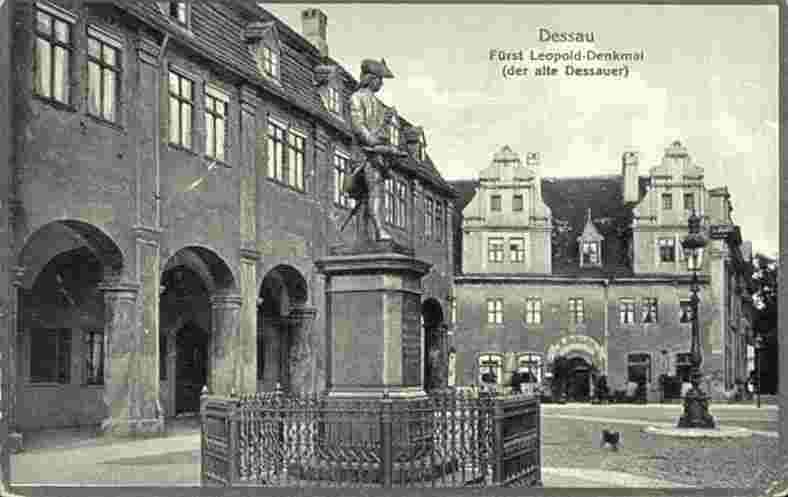 Dessau. Großer Markt mit Fürst Leopold Denkmal