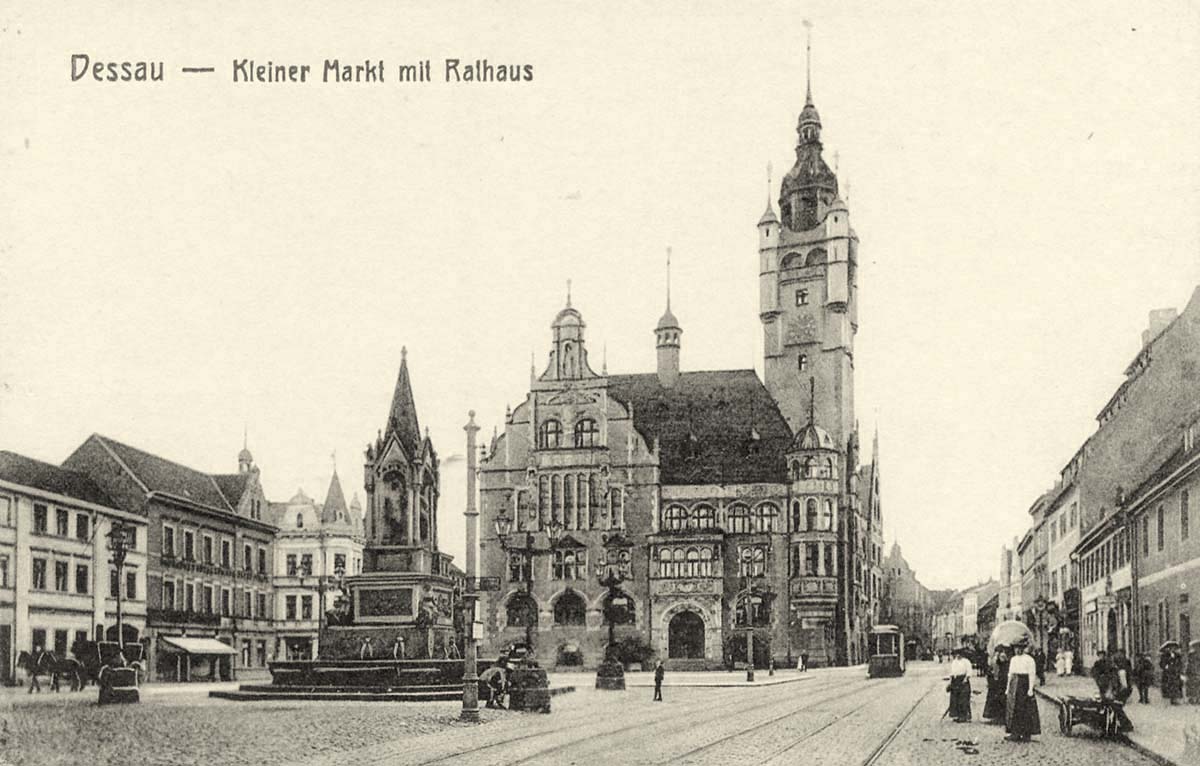 Dessau-Roßlau. Kleiner Markt mit Rathaus
