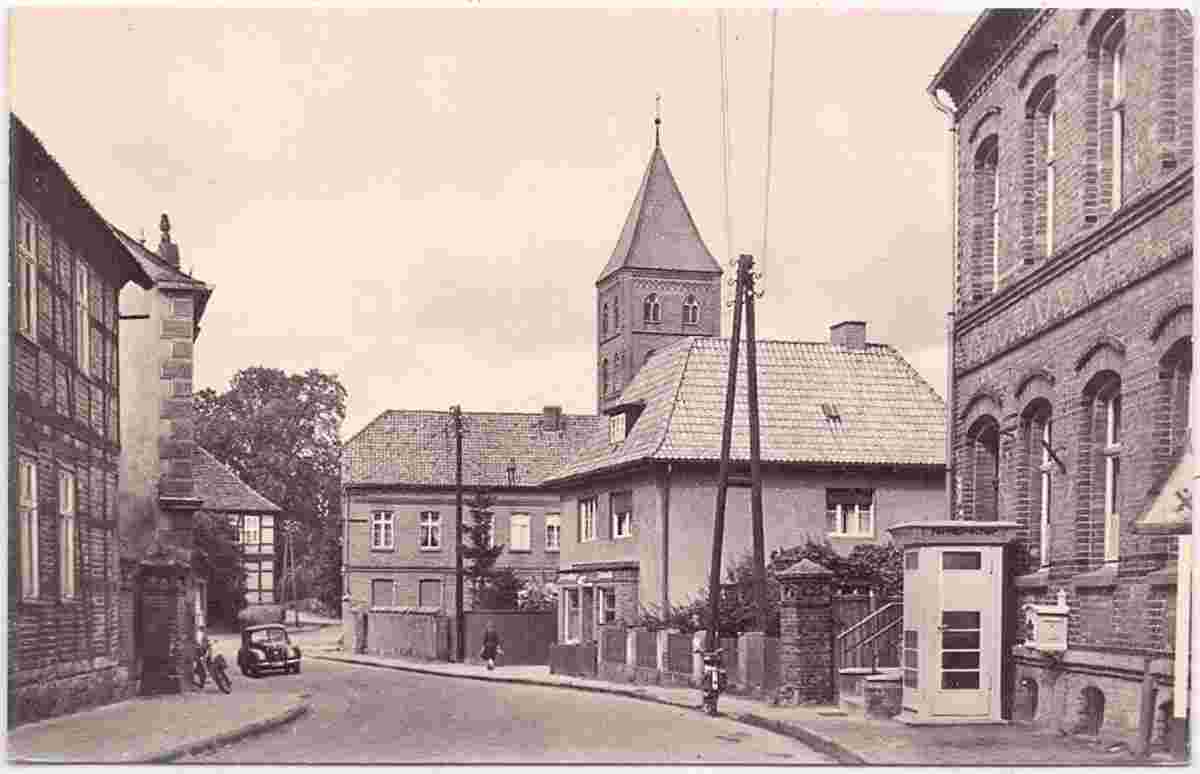 Diesdorf. Poststraße, Telefonzelle, Kloster St. Maria und Crucius, 1965
