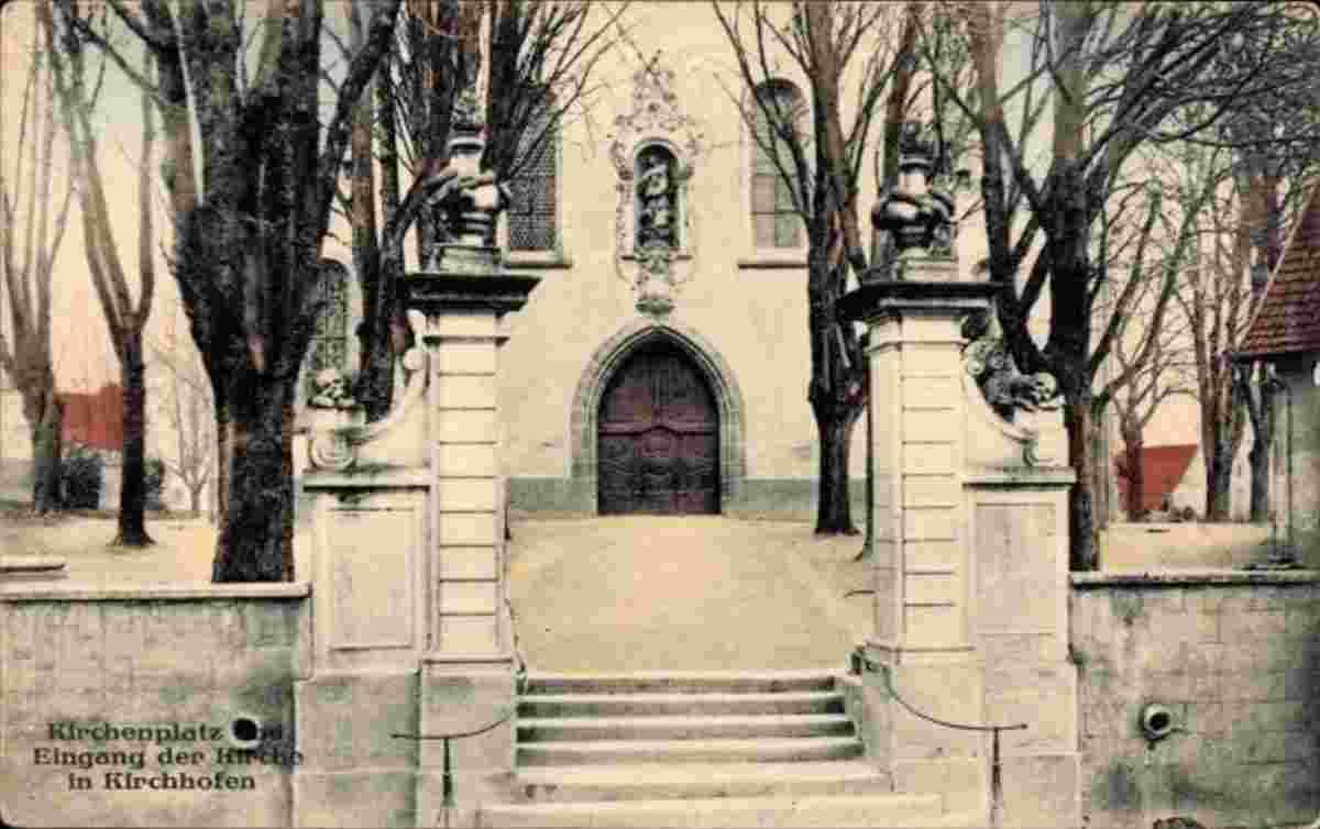 Ehrenkirchen. Kirchhofen - Kirchenplatz mit Eingang