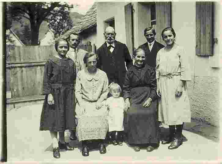 Eichstetten am Kaiserstuhl. Familienfoto, Hauptstrasse