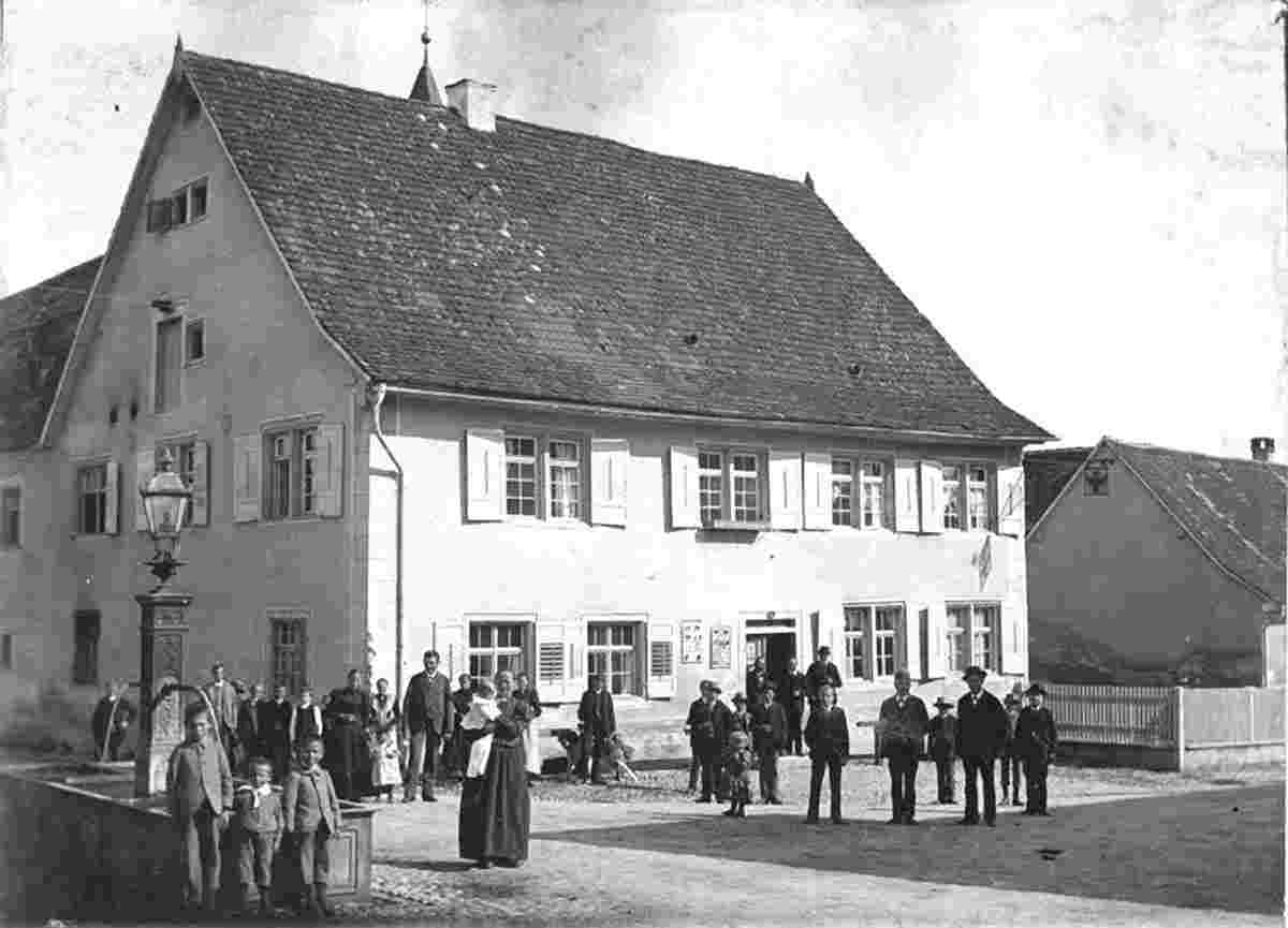 Eigeltingen. Panorama von Platz mit Gasthaus zum Adler und Brunnen