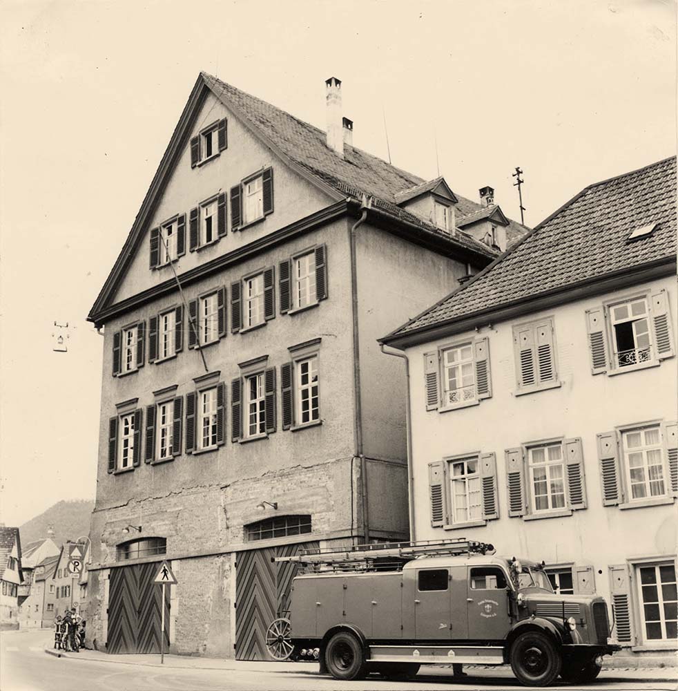 Eningen unter Achalm. Altes Schulhaus in der Hauptstra�e, um 1970