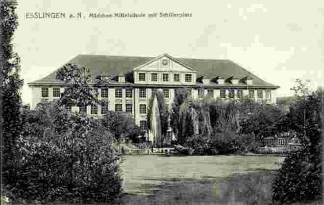 Esslingen am Neckar. Mädchen-Mittelschule mit Schillerplatz