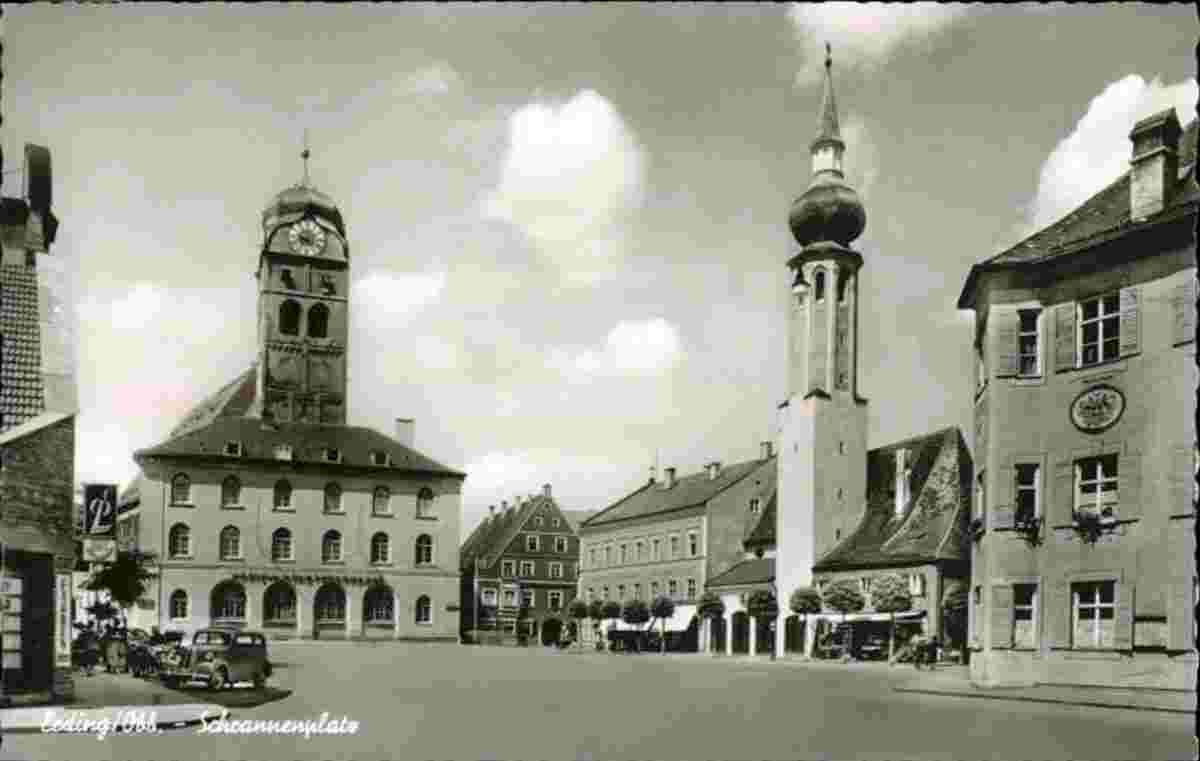 Erding. Schrannenplatz mit Rathaus und Kirche