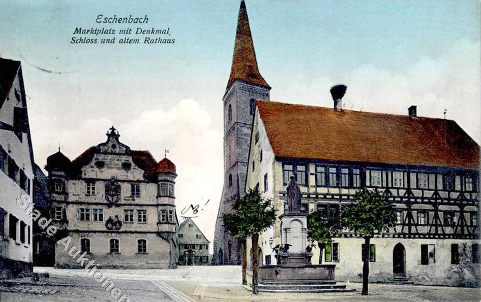 Eschenbach in der Oberpfalz. Marktplatz mit Denkmal und Rathaus