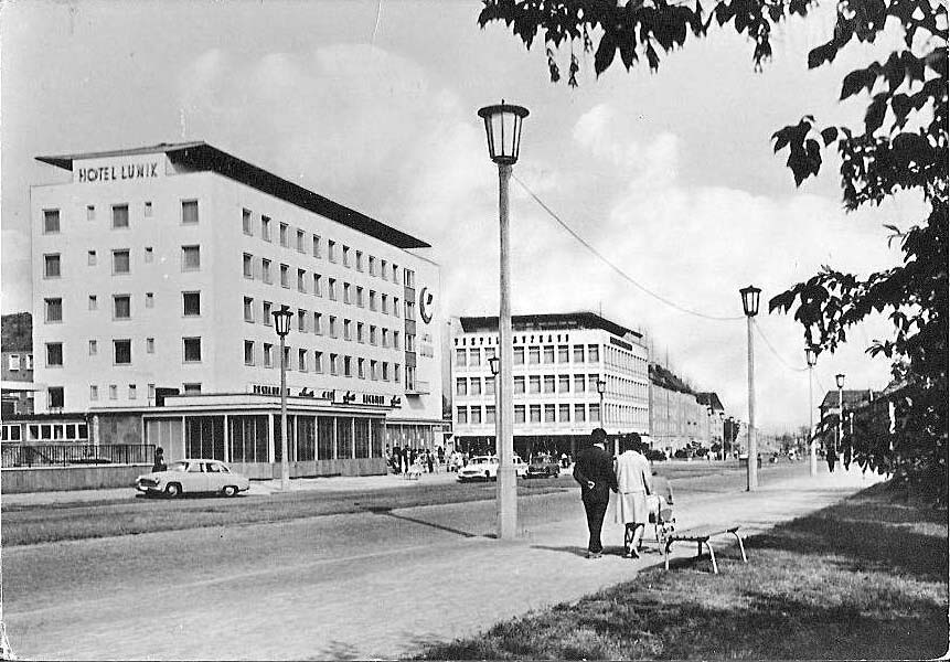 Eisenhüttenstadt. Straße Der Republik mit Hotel 'Lunik'