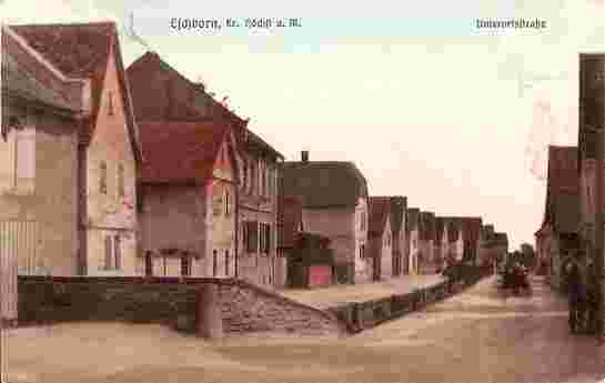 Eschborn. Unterortsstraße mit Häuserzeile