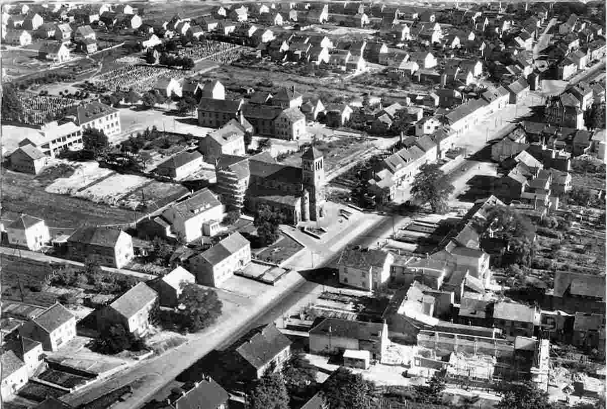 Ensdorf. Luftbild der Straße mit Kirche um 1960
