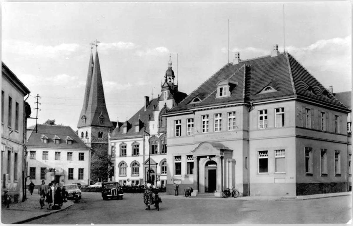 Egeln. Marktplatz, Landambulatorium, Kirche, Rathaus