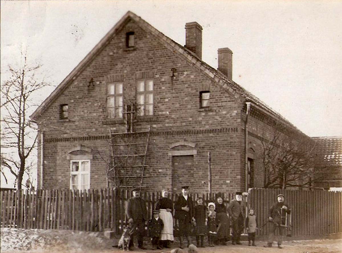 Erxleben. Hakenstedt - Einzelhaus mit 3 Generationen Familie, 1914