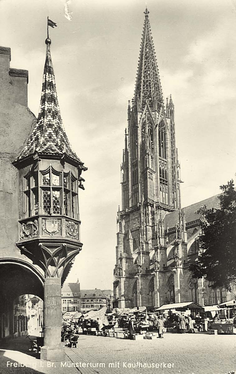 Freiburg im Breisgau. Münsterturm mit Kaufhauserker und Markt, 1956