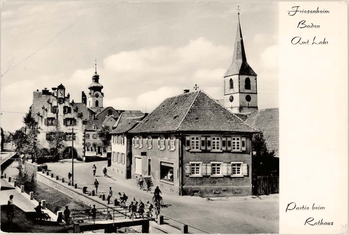 Friesenheim (Ortenaukreis). Panorama von Rathaus und Kirchen
