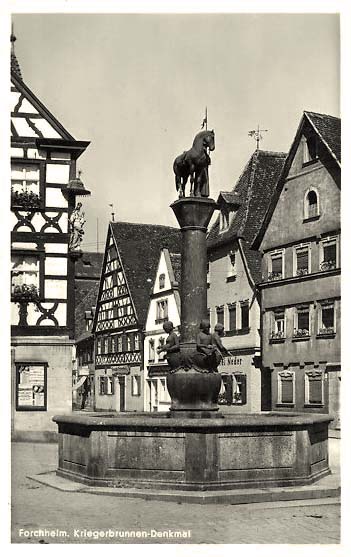 Forchheim. Kriegerbrunnen-Denkmal mit Sattlertorstraße