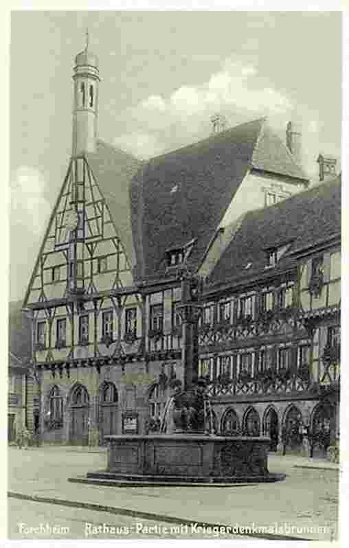Forchheim. Rathaus mit Kriegerdenkmalsbrunnen