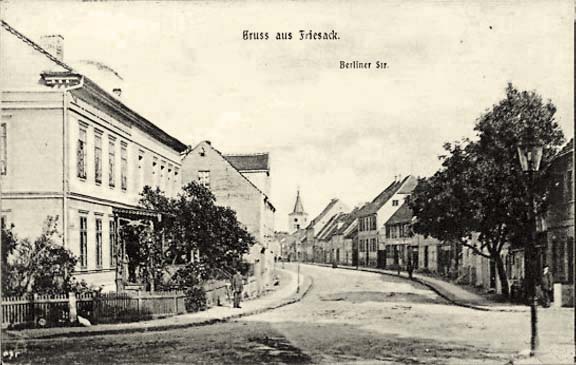 Friesack. Berliner Straße mit Wohnhäusern