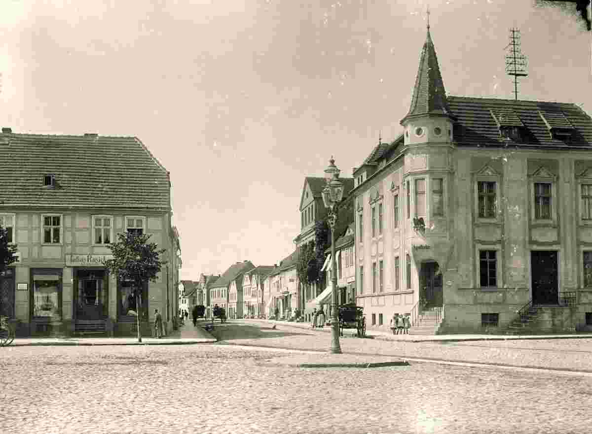 Friesack. Platz, Apotheke, um 1910