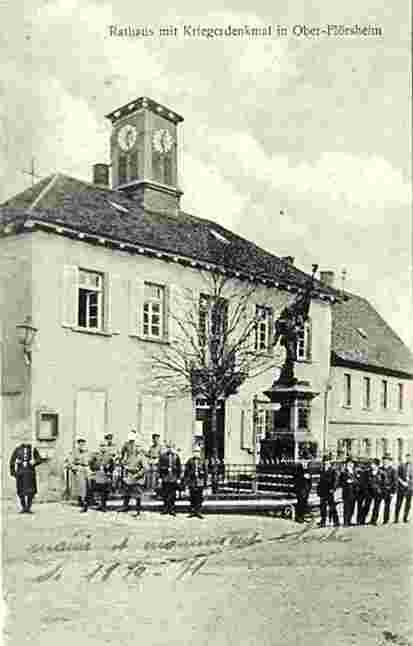 Flörsheim. Rathaus mit Kriegerdenkmal