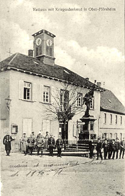 Flörsheim am Main. Rathaus mit Kriegerdenkmal