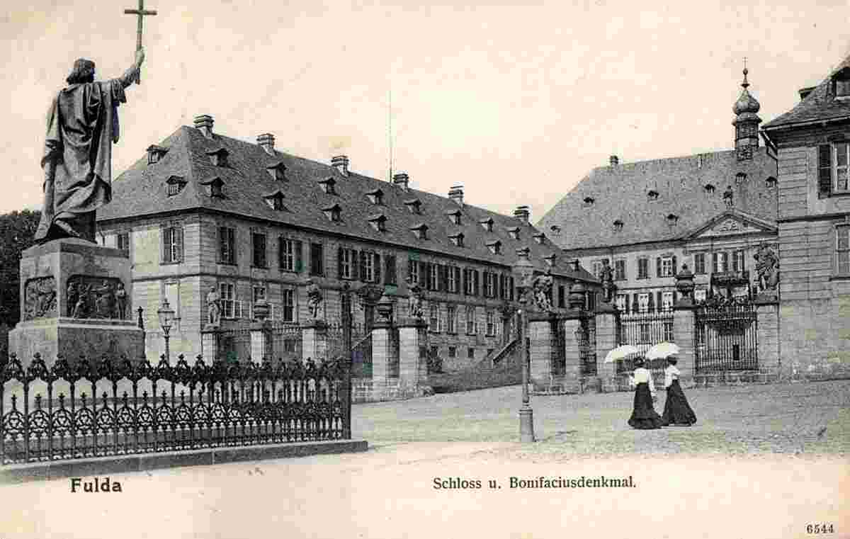 Fulda. Blick auf Bonifatiusdenkmal und Schloss