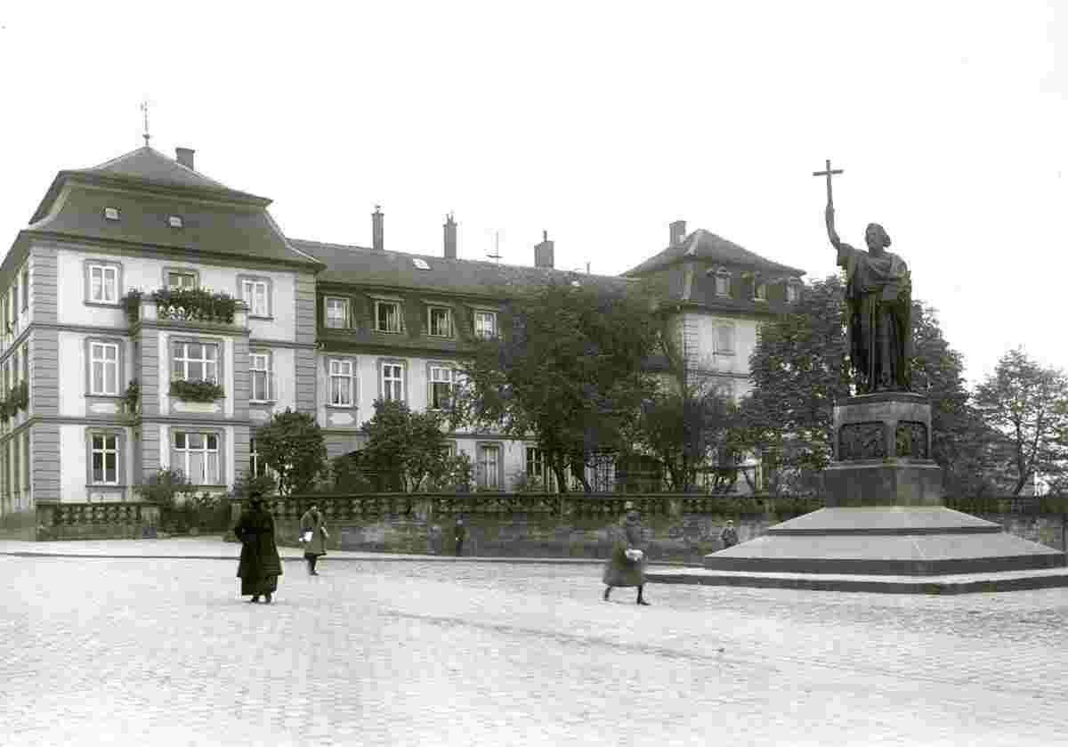 Fulda. Blick zum Bonifatiusdenkmal, Schlossplatz