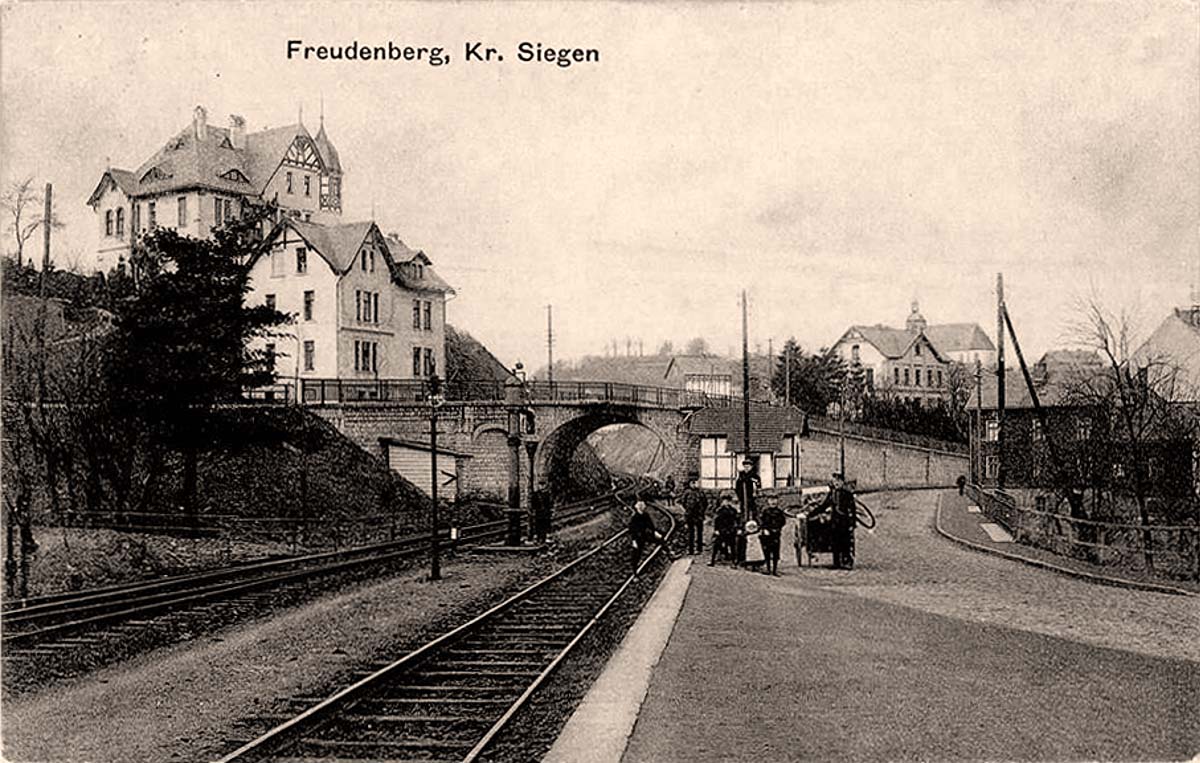 Freudenberg (Siegerland). Bahnhof mit der Überführung