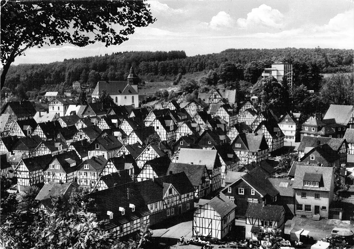 Freudenberg (Siegerland). Blick auf den Flecken, Kirche und Hotel Schlossberg, 1973