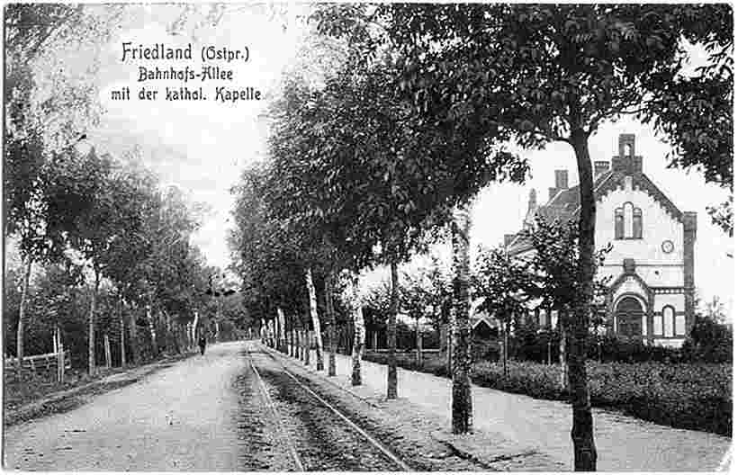 Friedland. Alley von Bahnhof mit Katholischen cappella, 1900-1914