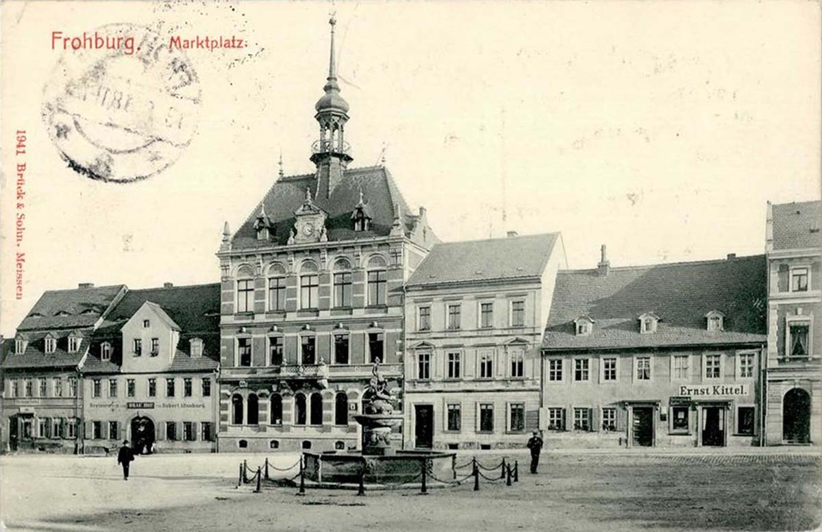 Frohburg. Marktplatz, Rathaus mit Brunnen