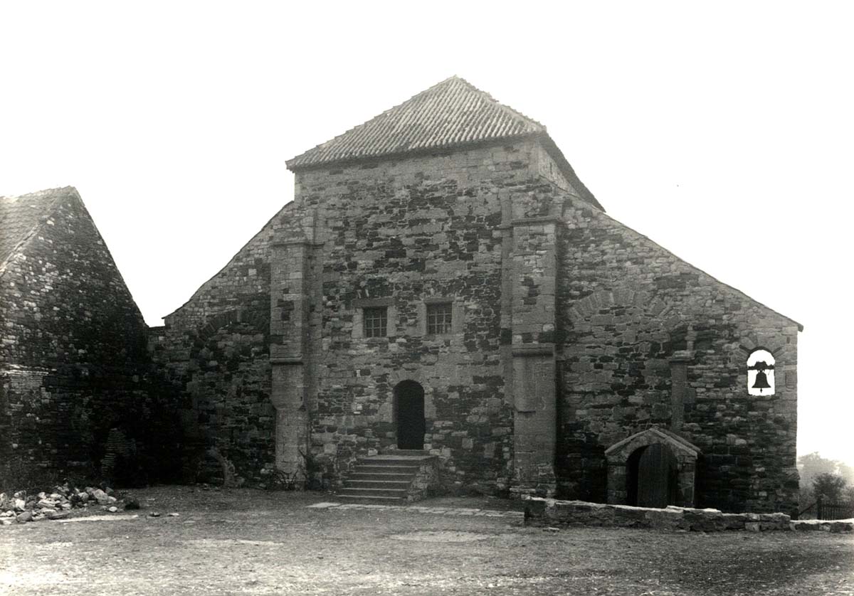 Falkenstein (Harz). Ermsleben - Konradsburg. Klosterkirche des ehemaligen Benediktinerklosters, rechts Eingang zur Krypta, 1961