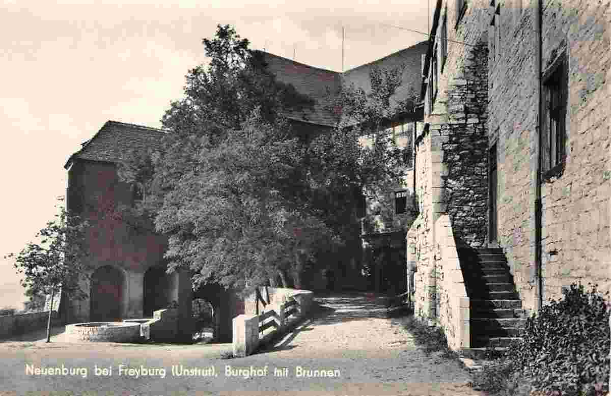 Freyburg. Neuenburg - Burghof mit Brunnen
