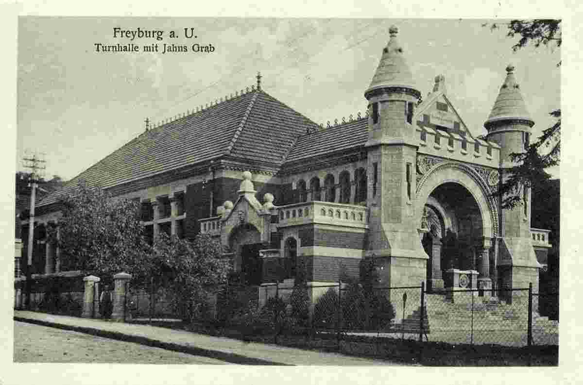 Freyburg. Turnhalle mit Jahns-grab, 1925