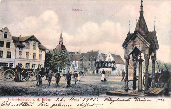 Friedrichstadt. Marktplatz mit alter Pumpe, 1905