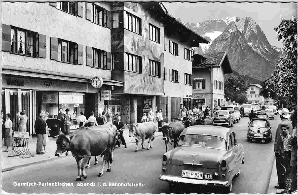 Garmisch-Partenkirchen. Bahnhofstraße