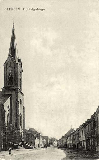 Gefrees. Panorama von Straße mit Kirche