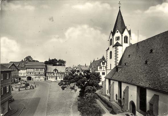 Groß-Umstadt. Marktplatz mit Blick auf die Kirche