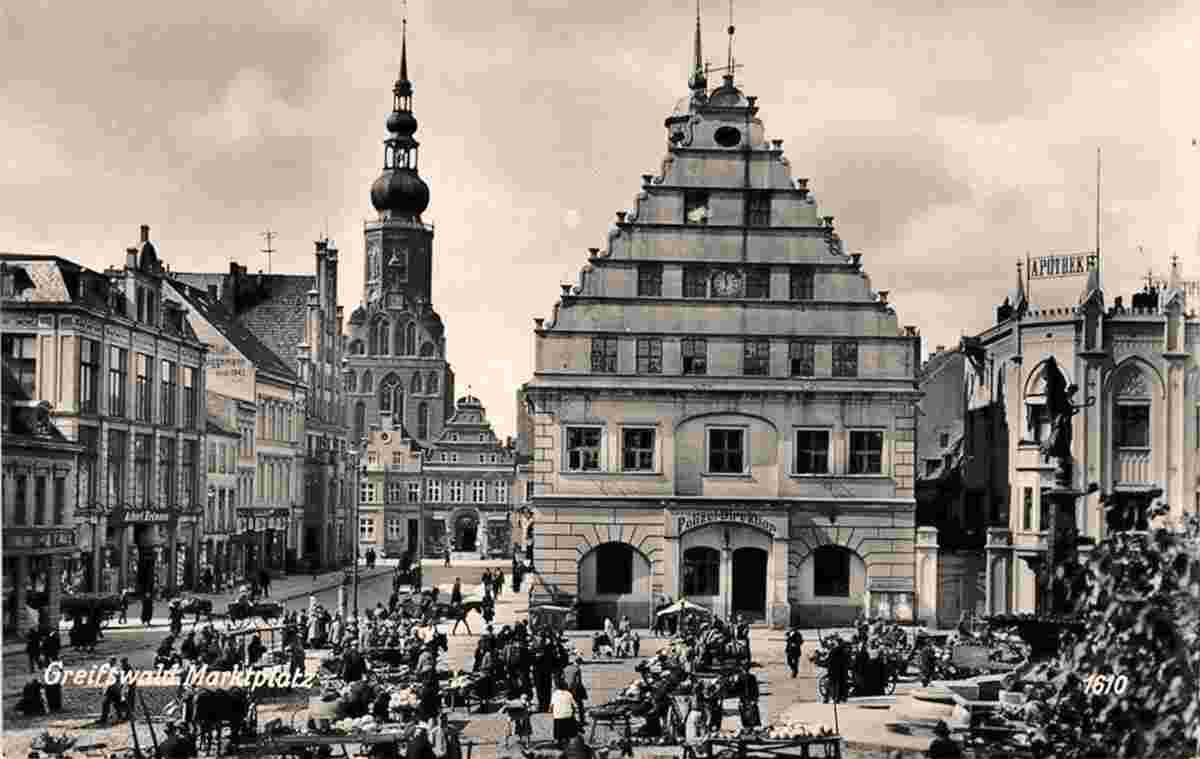 Greifswald. Marktplatz, Rathaus mit Polizeidirektion, Apotheke