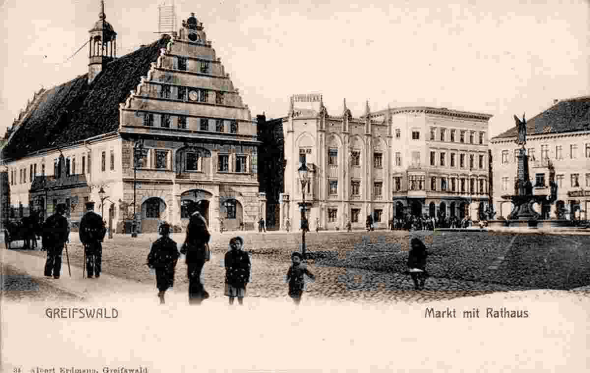 Greifswald. Rathaus, Apotheke und Denkmal am Marktplatz, 1912