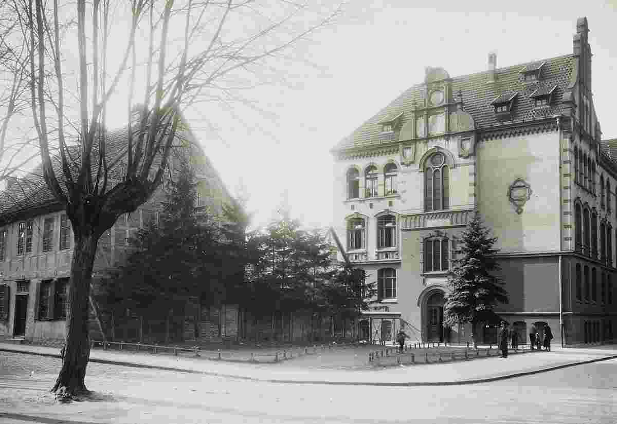 Güstrow. Domplatz und Wall, Wohnhaus und John-Brinckman-Schule, 1906