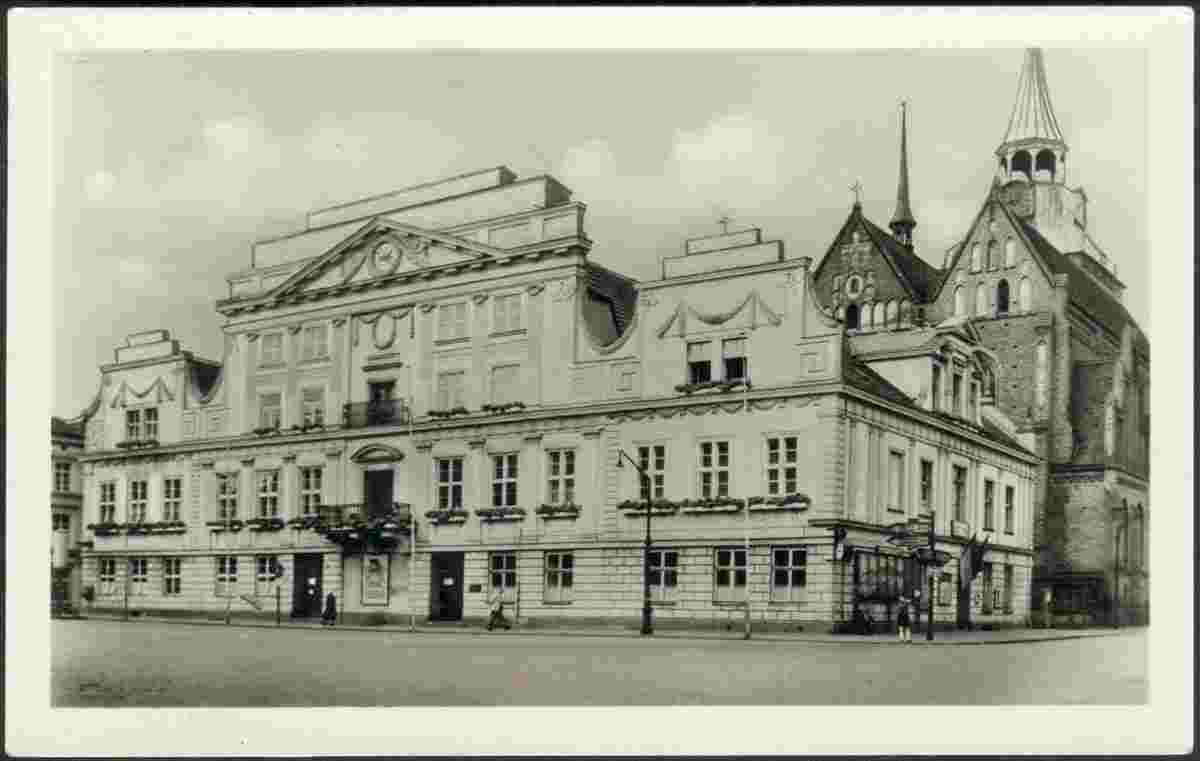 Güstrow. Rathaus mit alter Uhr, 1956