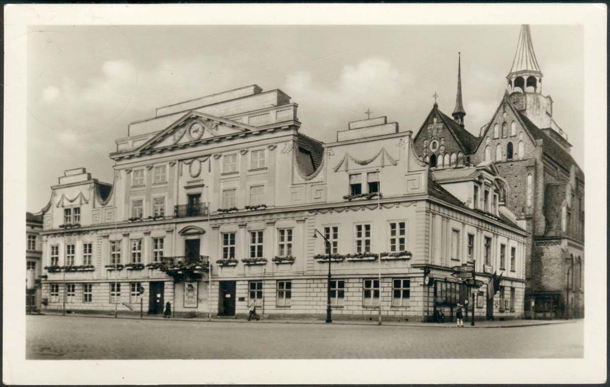 Güstrow. Rathaus mit alter Uhr, 1956