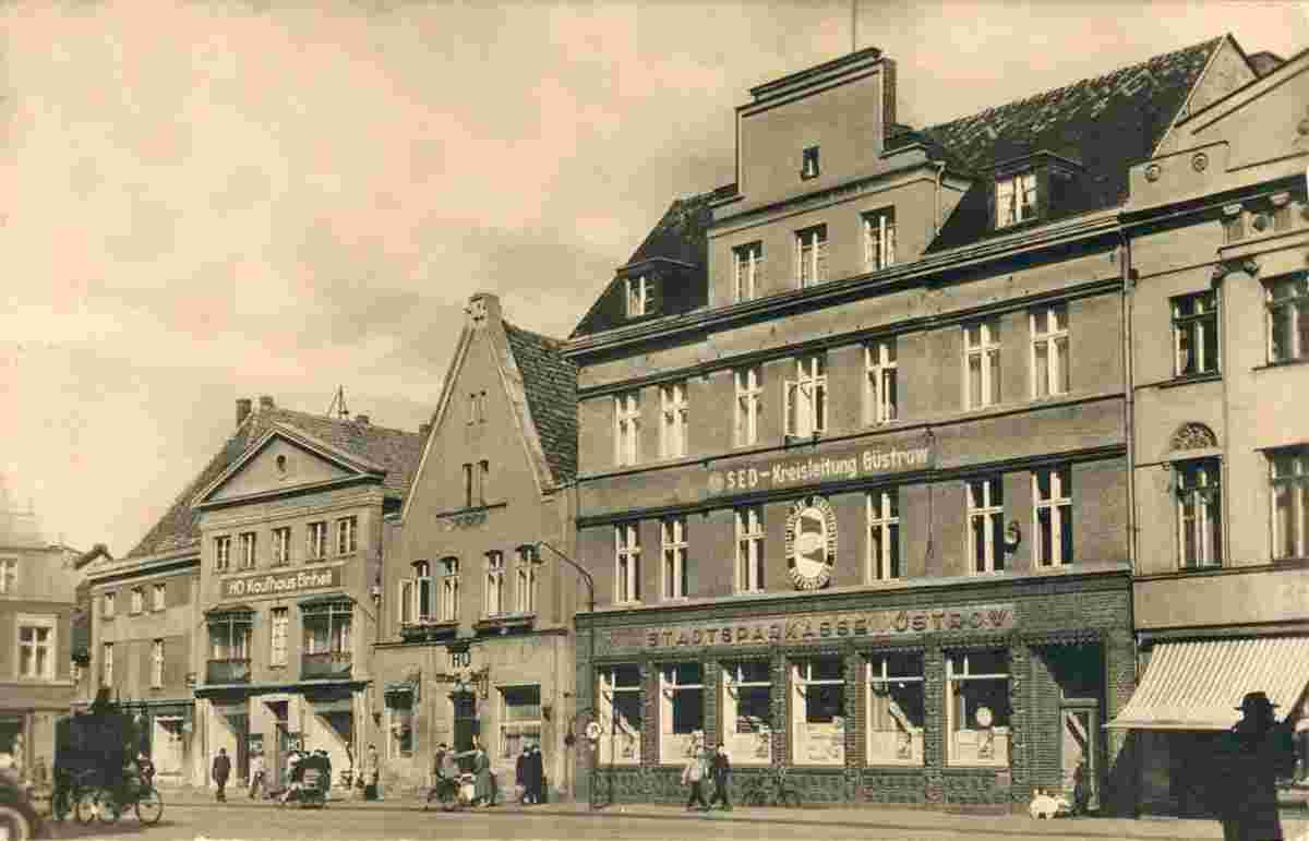 Güstrow. Stadtsparkasse, SED-Kreisleitung, HO Kaufhaus Einheit, HO Wurst-Obst, 1961