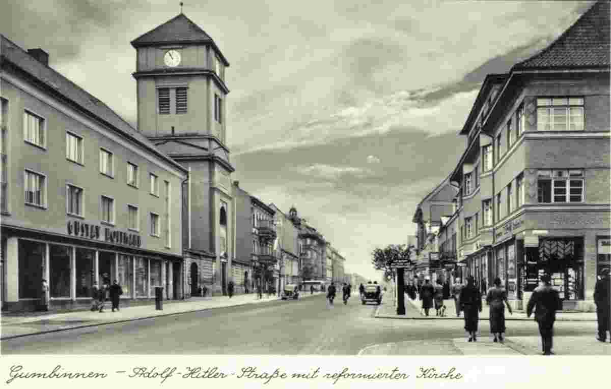 Gumbinnen. Geschäfte und reformierter Kirche am Adolf-Hitler-Straße, 1938
